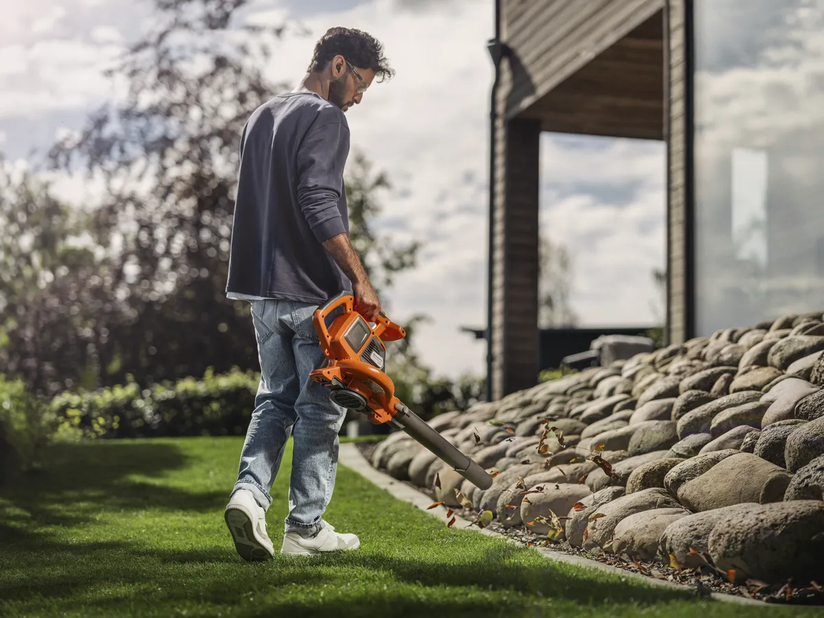 HUSQVARNA 120iBV ar akumulatoru un lādētāju - skats 4