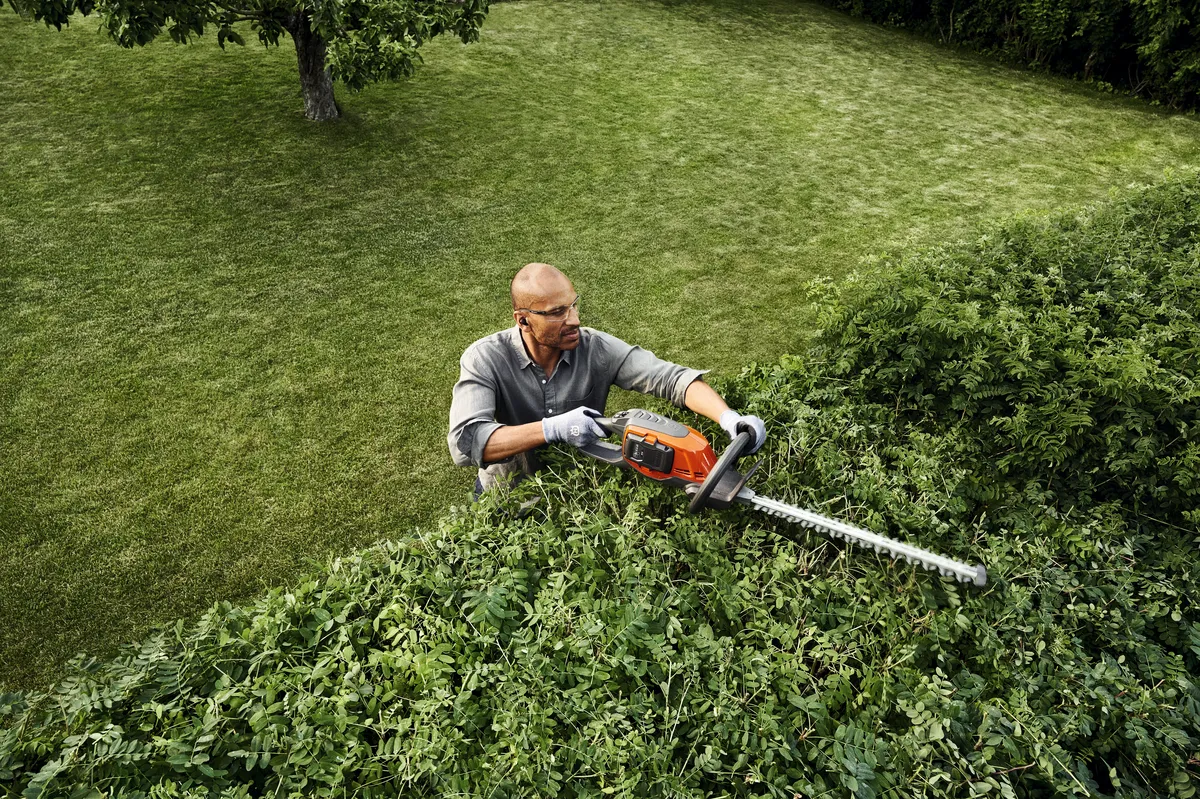 HUSQVARNA 215iHD45 ar akumulatoru un lādētāju - skats 4