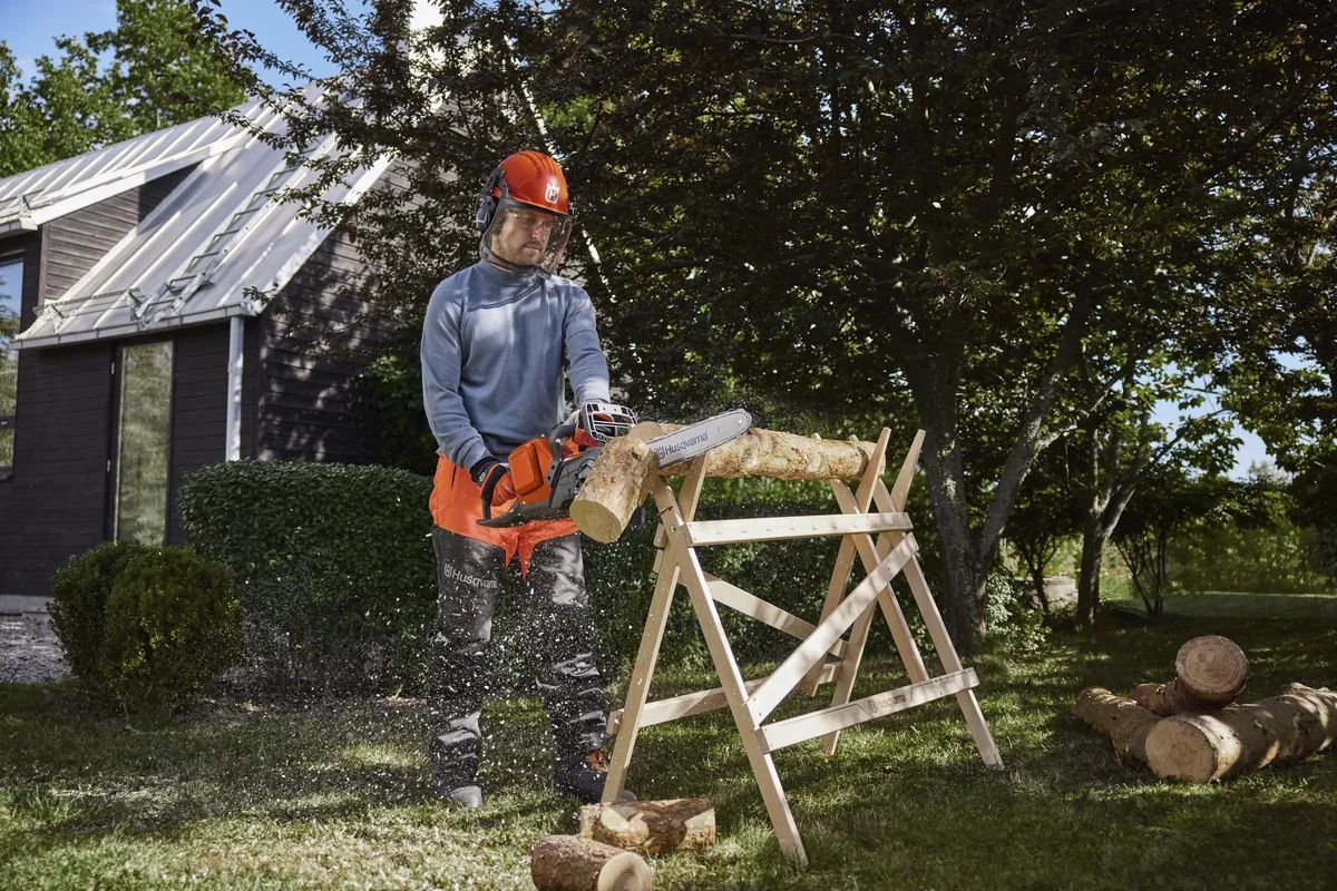 HUSQVARNA 240i ar akumulatoru un lādētāju - skats 2