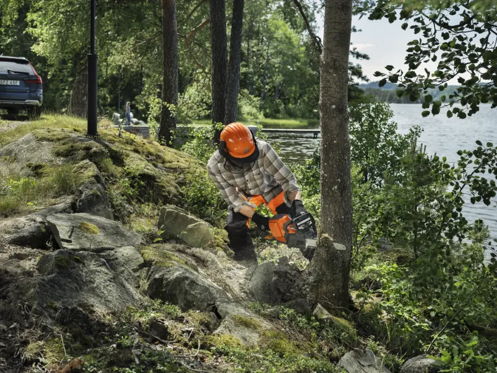 HUSQVARNA 242i ar akumulatoru un lādētāju - skats 3
