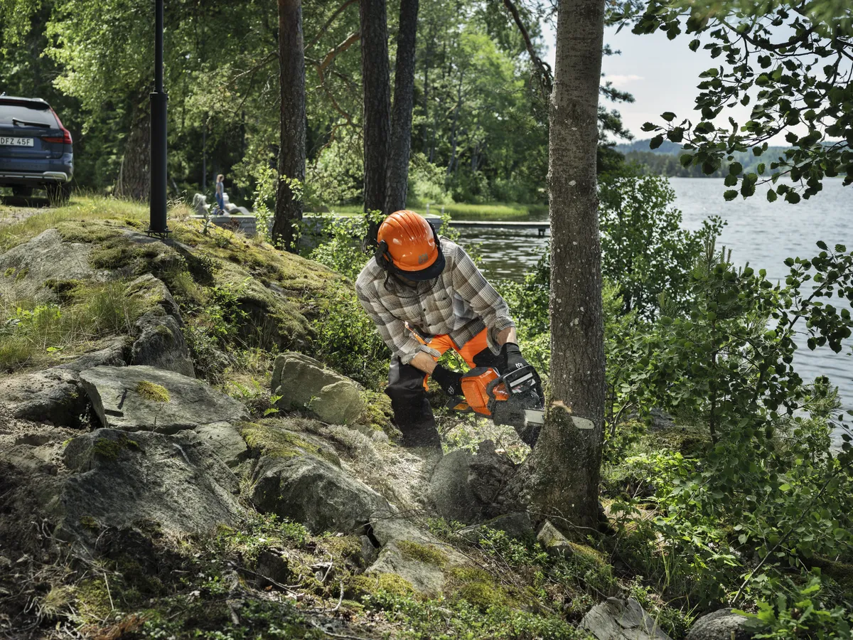 HUSQVARNA 242i ar akumulatoru un lādētāju - skats 3